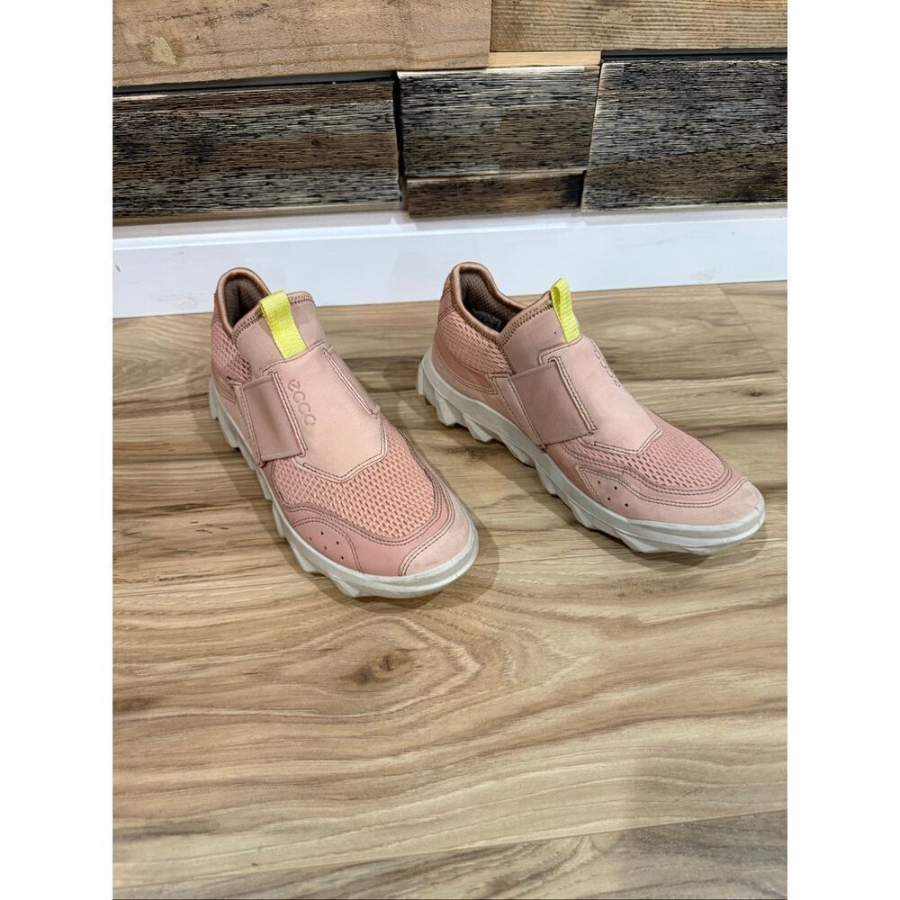 Ecco pink fabric athletic shoes size 39 (8.5)